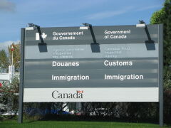 Photo présentant un panneau des services d'immigration du Canada