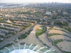 Vue de l'esplanade depuis le haut du Stade olympique de Montréal.